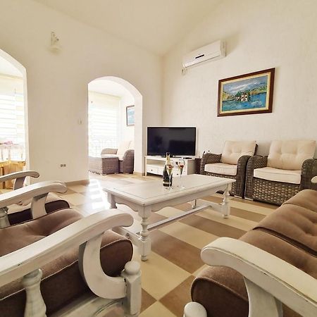 Live By The Sea, Bijela Appartement Rake Buitenkant foto